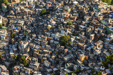 Luftaufnahme der Favela da Rocinha, dem größten Slum Brasiliens - AURF05938