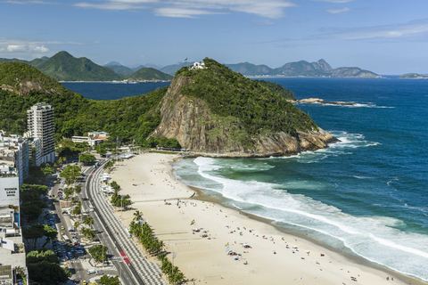 Luftaufnahme von Strand und hügeliger Landschaft am Horizont, lizenzfreies Stockfoto