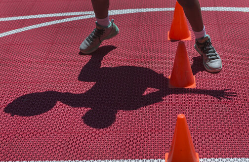 Basketballspieler beim Üben auf dem Platz - AURF05955