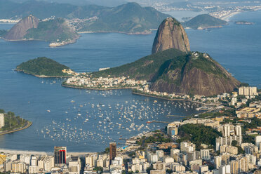 Luftaufnahme des Zuckerhuts und des Jachthafens in Rio de Janeiro - AURF05958
