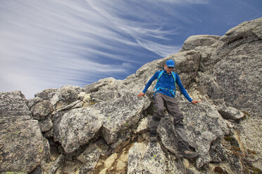 Rucksacktourist beim Abstieg vom Needle Peak, Hope, British Columbia, Kanada - AURF05968