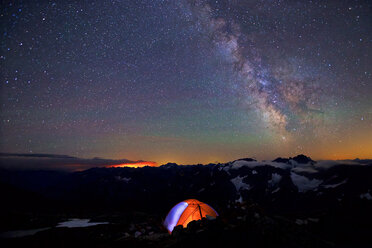 Schöne Nacht und Camping unter einer Milchstraße - AURF05979