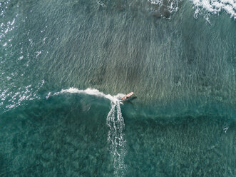 Luftaufnahme einer Surferin beim Surfen im kristallklaren Wasser, Teneriffa, Kanarische Inseln, Spanien - AURF05981