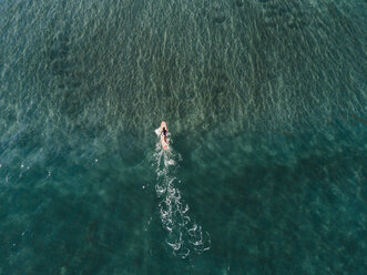 Luftaufnahme einer Surferin beim Surfen im kristallklaren Wasser, Teneriffa, Kanarische Inseln, Spanien - AURF05982