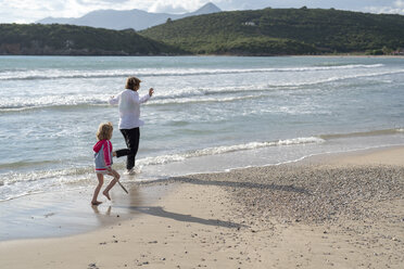 Greece, Parga, mother and daughter running at the seafront - PSIF00078