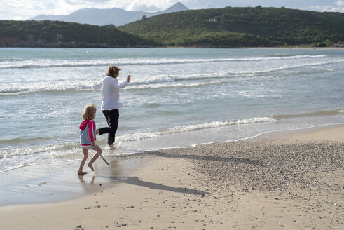 Griechenland, Parga, Mutter und Tochter laufen an der Strandpromenade - PSIF00078