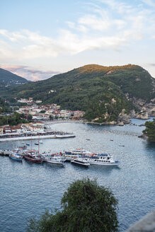 Griechenland, Stadtbild von Parga bei Sonnenuntergang - PSIF00082