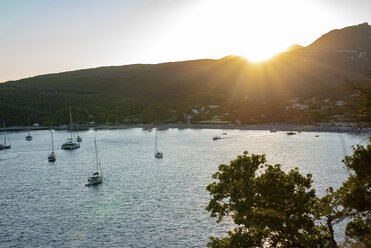 Griechenland, Parga, Segelboote auf dem Meer bei Sonnenuntergang - PSIF00084