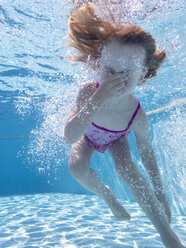 Kleines Mädchen unter Wasser im Schwimmbad - PSIF00085