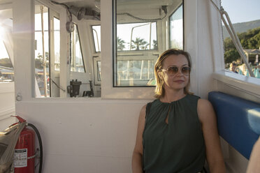 Frau mit Sonnenbrille auf einem Boot sitzend - PSIF00090