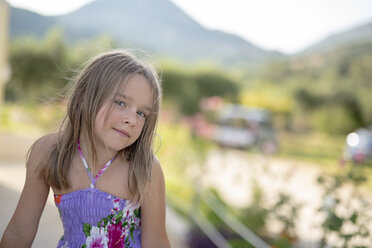 Portrait of smiling girl outdoors - PSIF00107