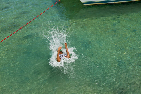 Junge springt von einem Holzsteg am West End ins Wasser, Roatan, Honduras - AURF06022