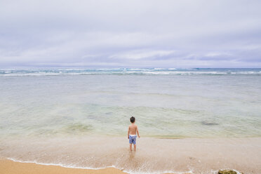 Junge am Strand stehend - AURF06030