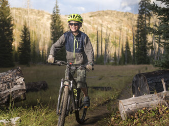 Junge fährt Mountainbike in der Natur, McCall, Idaho, USA - AURF06038