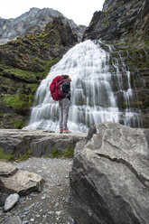 Rucksacktourist am Cola de Caballo-Wasserfall im Nationalpark Ordesa y Monte Perdido in den Pyrenäen, Huesca, Aragonien, Spanien - AURF06051