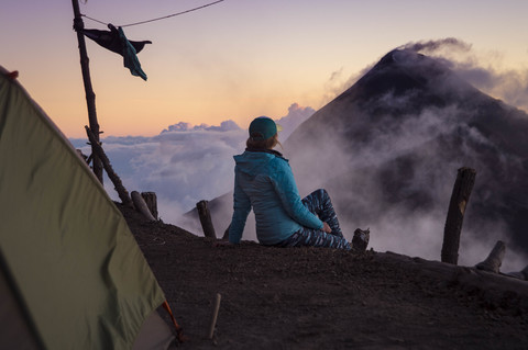 Wanderin betrachtet die Aussicht auf dem Gipfel des Vulkans Acatenango, Guatemala, lizenzfreies Stockfoto