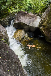 Frau beim Baden im Fluss Pirapetinga┬á, Brasilien - AURF06079