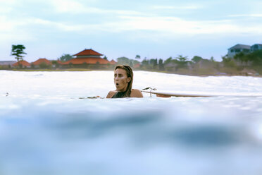 Blick auf eine Surferin, die im Meer schwimmt, Changgu, Bali, Indonesien - AURF06105