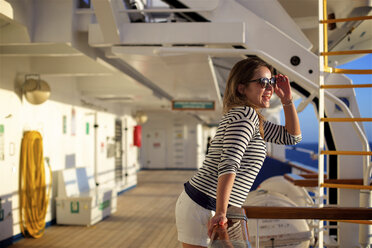 Frau mit Sonnenbrille auf einem Kreuzfahrtschiff, Bahamas - AURF06107