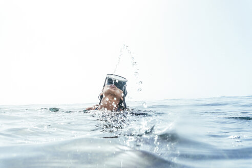 Frau, die aus den Wellen auftaucht, Teneriffa, Kanarische Inseln, Spanien - AURF06108