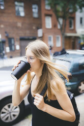 Junge Frau trinkt eine Tasse Kaffee in NYC - GIOF04503