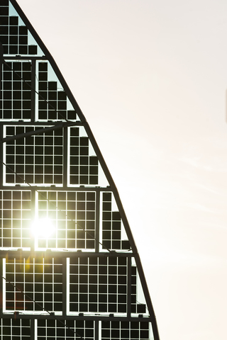 Deutschland, Karlsruhe, Segelförmige Solarmodule, lizenzfreies Stockfoto