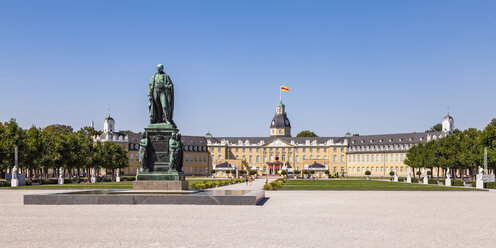 Deutschland, Karlsruhe, Schloss und Schlossplatz mit Karl-Friedrich-Denkmal - WDF04847