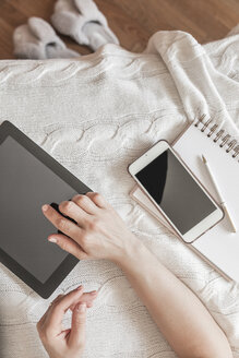 Frauenhand, die zu Hause ein digitales Tablet benutzt, Ansicht von oben - FLMF00067