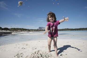 Junges Mädchen spielt am Strand Cala Brandinchi, San Teodoro, Sardinien, Italien - AURF06121