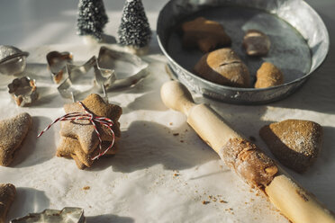 Vorbereitung von Weihnachtsplätzchen - MOMF00491