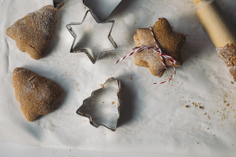 Weihnachtsplätzchen und Ausstechformen, lizenzfreies Stockfoto