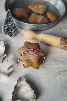 Stapel von Weihnachtsplätzchen in Sternform und Ausstechformen - MOMF00496