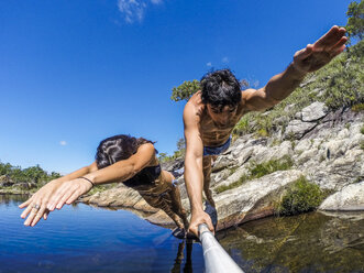 Paar macht Selfie beim Sprung in den Fluss, Nationalpark Serra do Cipo, Minas Gerais, Brasilien - AURF06130