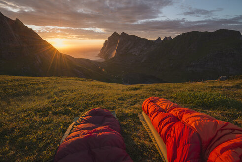 Farbenfroher Sommer-Sonnenuntergang über dem Strand von Bunes aus dem Schlafsack gesehen - AURF06137