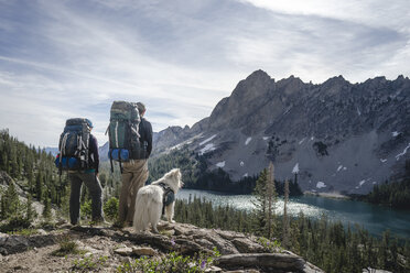 Ehepaar mit Hund auf Rucksacktour - AURF06157