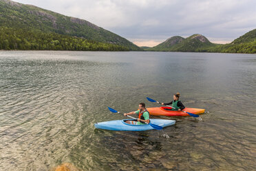 Paar beim Kajakfahren auf dem Jordan Pond im Acadia National Park, Maine, USA - AURF06166