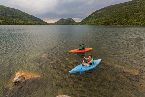 Paar beim Kajakfahren auf dem Jordan Pond im Acadia National Park, Maine, USA, lizenzfreies Stockfoto