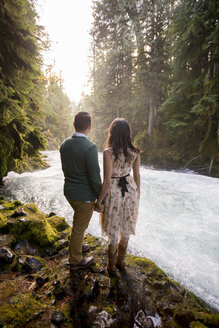 Paar am Flussufer des Upper McKenzie River in der Nähe von Sahalie Falls, Oregon, USA - AURF06178