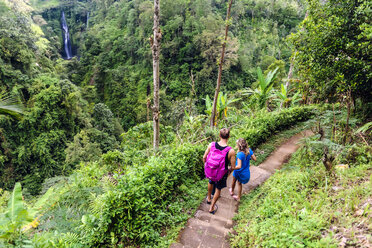 Couple hiking in jungle, Kintamani, Bali, Indonesia - AURF06185