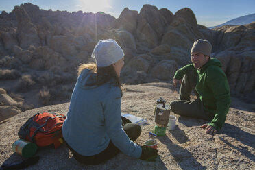 Ehepaar ruht sich beim Wandern in den Alabama Hills mit Kaffee aus - AURF06191