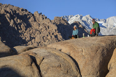 Pärchen macht Kaffeepause auf riesigem Felsbrocken in den Alabama Hills - AURF06193