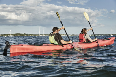 Paar beim Paddeln im Tandem-Seekajak, Portland, Maine, USA - AURF06194