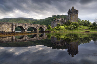 Eilean Donan castle, Scotland - AURF06214