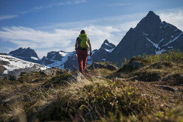 Female hiker facing mountain range - AURF06215