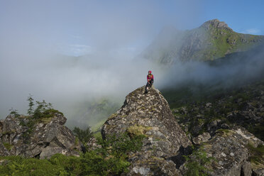 Wanderin sitzt auf einem Felsen - AURF06216