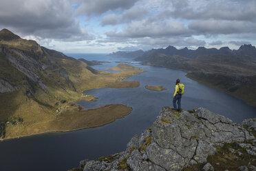 Wanderin mit Blick auf den Selfjord vom Gipfel des Tverrfjellet - AURF06219