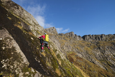 Wanderin klettert in steilem Gelände zum Ertenhelltind - AURF06222