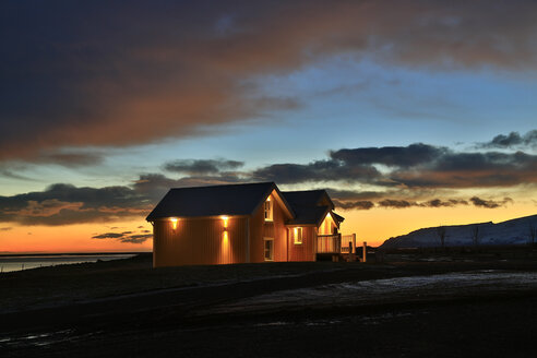 Bauernhaus unter dramatischem Himmel in der Abenddämmerung - AURF06235