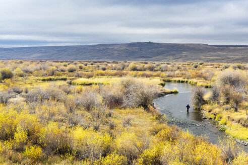 Entfernte Ansicht einer Fliege Fischen auf der Hams Fork in Wyoming - AURF06260