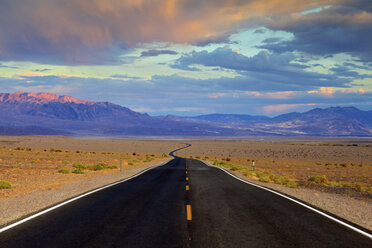 Leere Straße durch die Wüste, Death Valley, Kalifornien, Vereinigte Staaten - AURF06273
